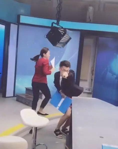 抖音爆料新闻的主播是谁,是谁引领潮流，揭秘热点事件？