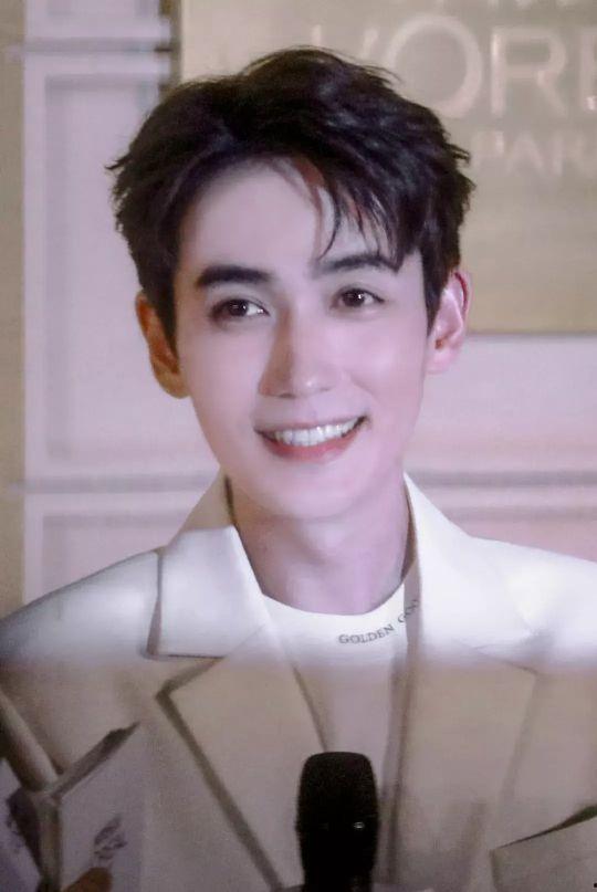 娱乐圈八卦最新爆料男,神秘男生身份曝光，背后故事令人震惊！