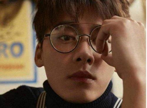 戴眼镜爆料娱乐圈的人叫什么