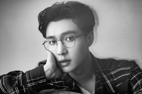 戴眼镜爆料娱乐圈的人叫什么