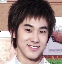 韩国娱乐记者爆料郑允浩,郑允浩神秘动态引发热议，记者爆料背后真相！”