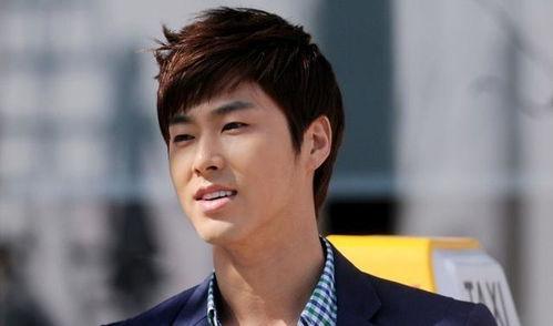 韩国娱乐记者爆料郑允浩,郑允浩神秘动态引发热议，记者爆料背后真相！”