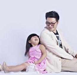 萌娃爆料爸爸亲妈妈视频,萌娃曝光爸爸亲吻妈妈温馨瞬间