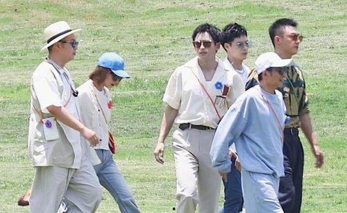 娱乐吃瓜酱时代少年团,娱乐吃瓜酱时代的青春偶像传奇